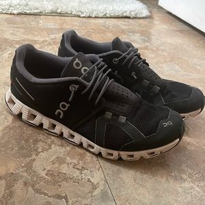 Women’s On clouds size 7